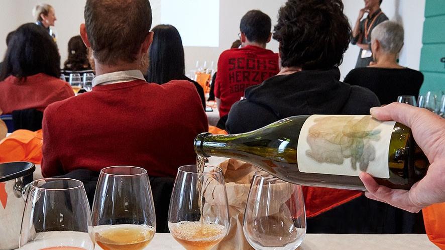 Skin Contact Wine Fest, a Montecavolo il festival dei vini bianchi macerati e orange