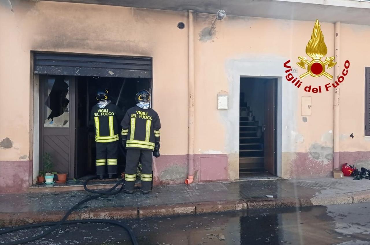 La fuga di gas, l’esplosione della bombola, poi l’inferno di fuoco: casa distrutta dalle fiamme
