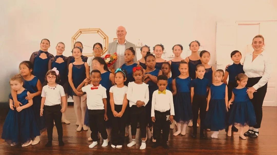 La foto di gruppo nel giorno della visita del sindaco Salvetti (foto autorizzata da Varriale direttrice della scuola Tersicore)
