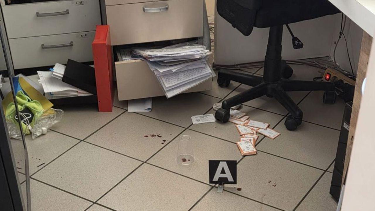 Alcune tracce di sangue lasciate dal ladro in uno degli uffici devastati durante il raid notturno