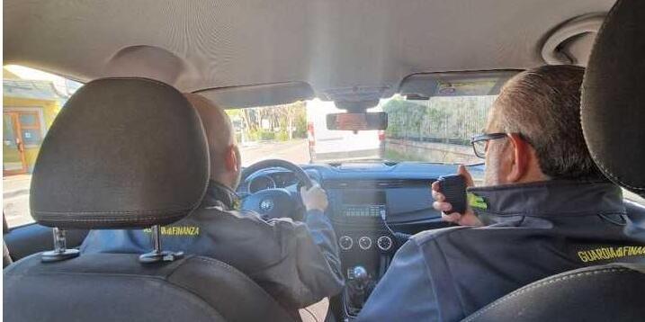 
	I militari della guardia di finanza in azione

