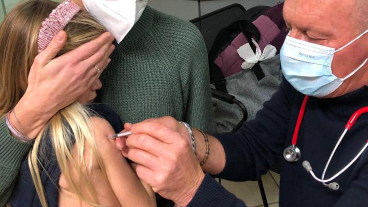 Influenza, più dosi di vaccino per proteggere i bambini. Il pediatra: «Perché è consigliato e due “miti” da sfatare»