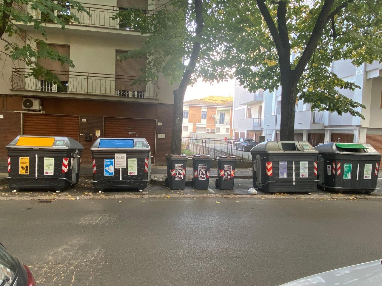 
	I cassonetti della differenziata in viale Gramsci

