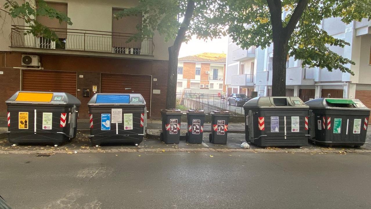 I cassonetti della differenziata in viale Gramsci