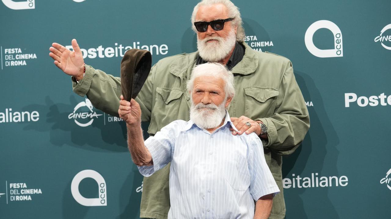 La storia del pastore Ignazio Loi: «A 84 anni vendo il mio gregge e sogno di fare l’attore»