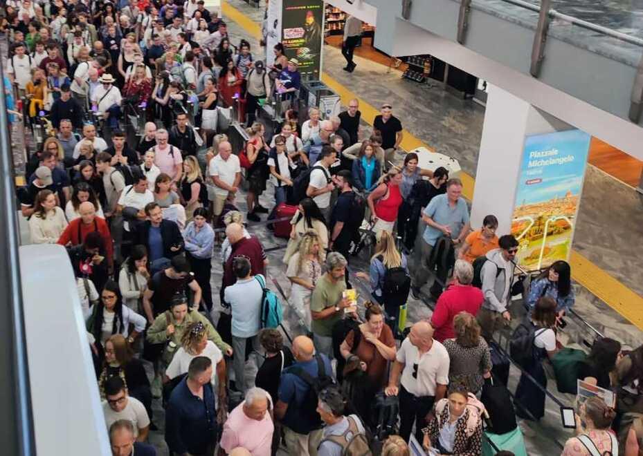 
	Centinaia di passeggeri in attesa dei controlli di sicurezza al Galilei di Pisa nelle scorse settimane

