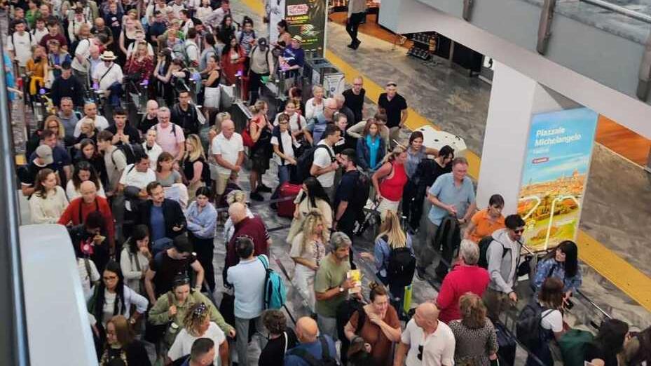 Centinaia di passeggeri in attesa dei controlli di sicurezza al Galilei di Pisa nelle scorse settimane