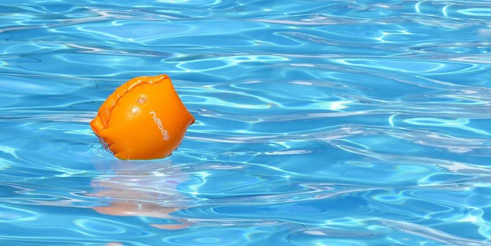 Ferrara, toccò una bimba in piscina. Indagato un uomo di 31 anni<br>
