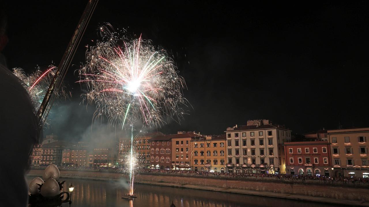 I fuochi per la Luminara a Pisa (foto Stick)