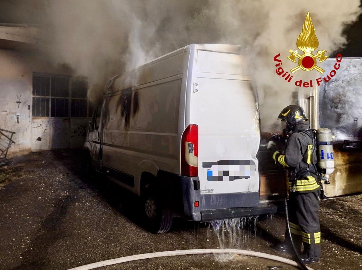 Santa Maria a Monte, furgone a metano in fiamme nella notte