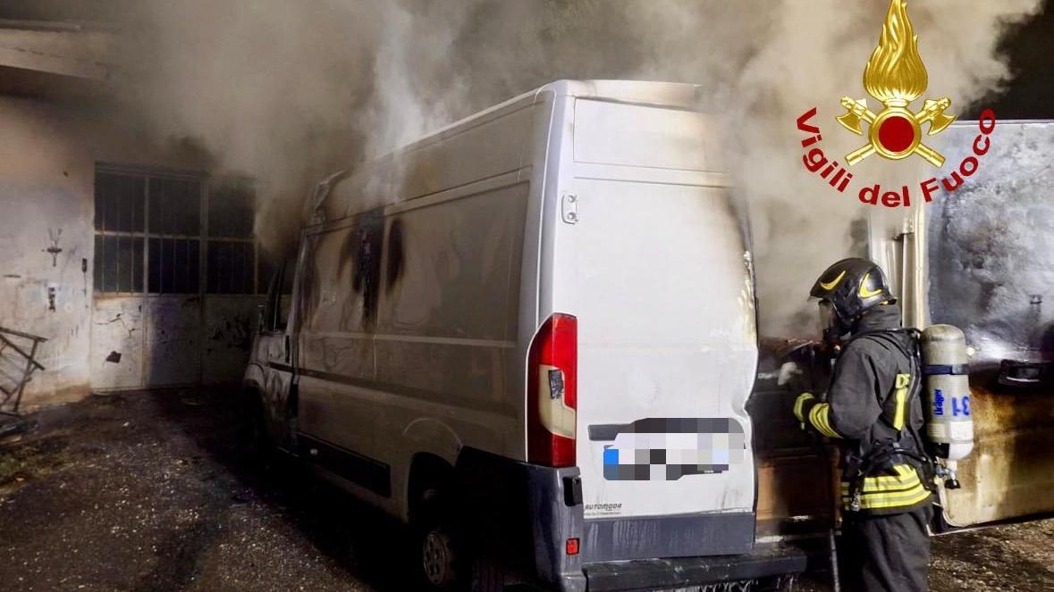 Santa Maria a Monte, furgone a metano in fiamme nella notte