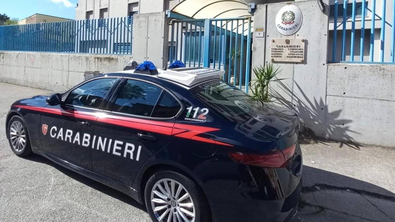 Botte alla moglie e frustate ai figli: 40enne in cella