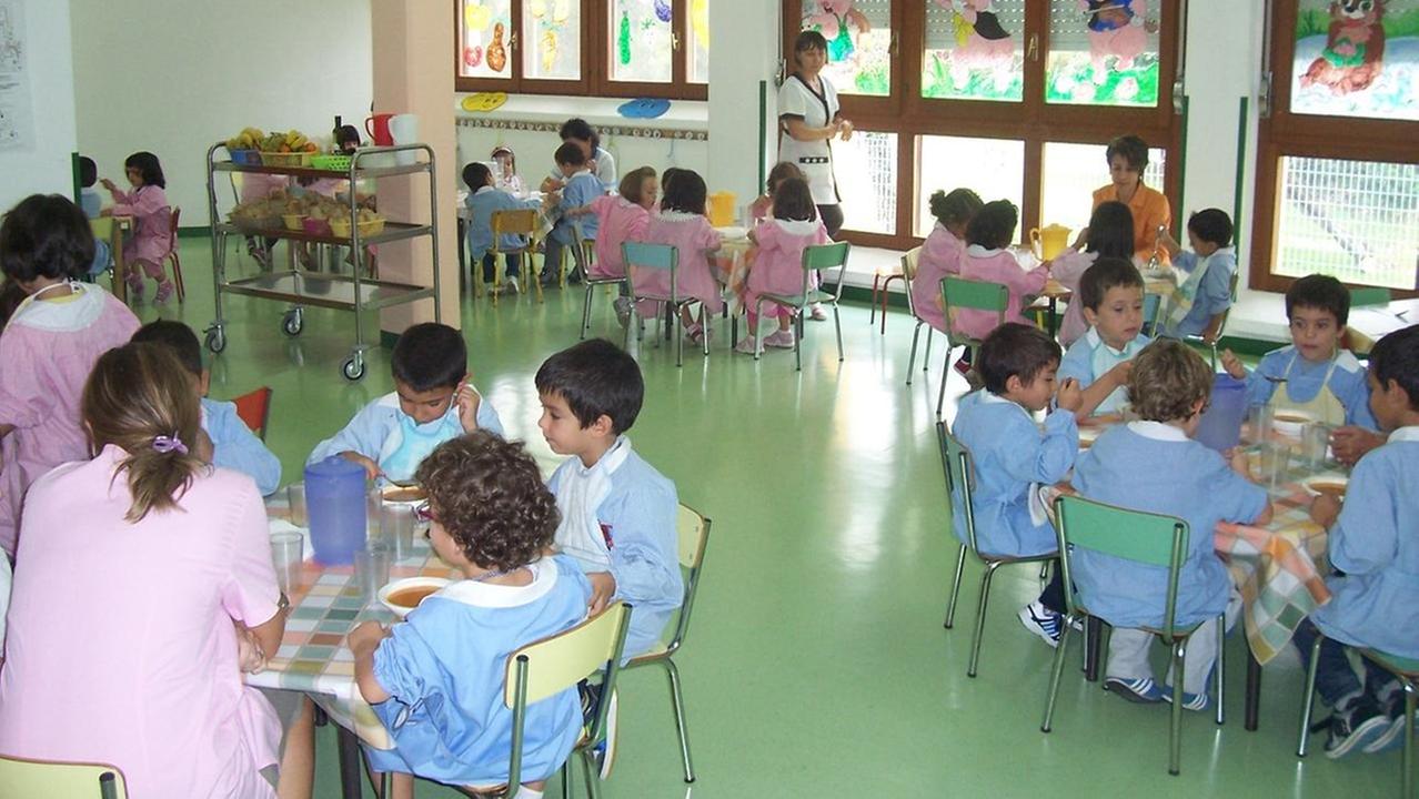 Bambini in una mensa scolastica (archivio)