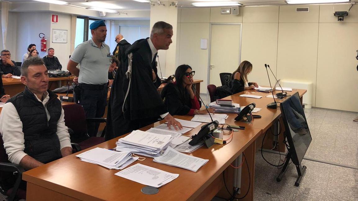 Condannato per aver bruciato vivo il vicino, i legali: «È stata legittima difesa»