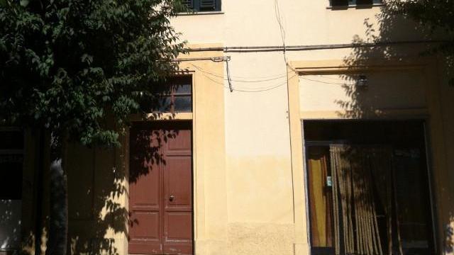 L’anziana inquilina è ricoverata in ospedale e le occupano la casa