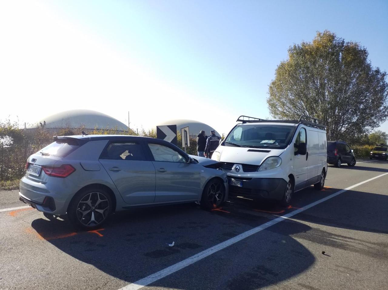 Correggio, scontro frontale in via della Pace a Prato: ferito un 19enne