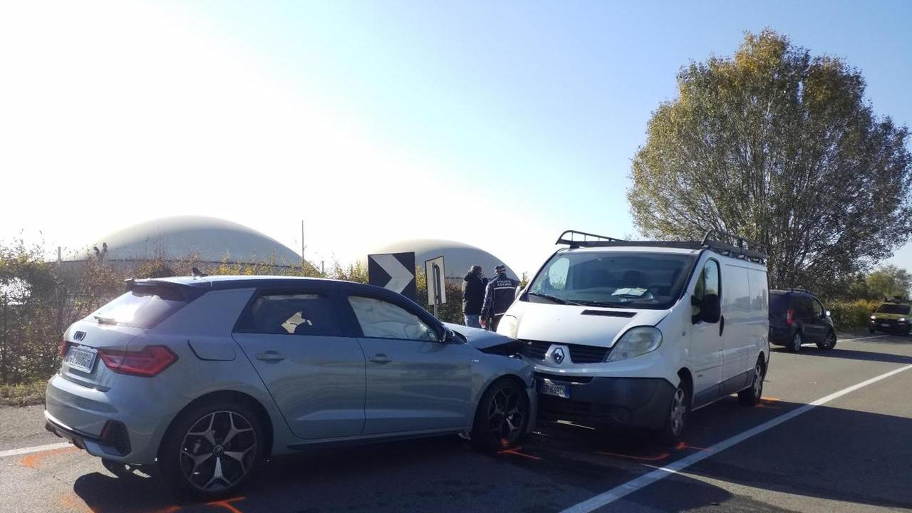 Correggio, scontro frontale in via della Pace a Prato: ferito un 19enne