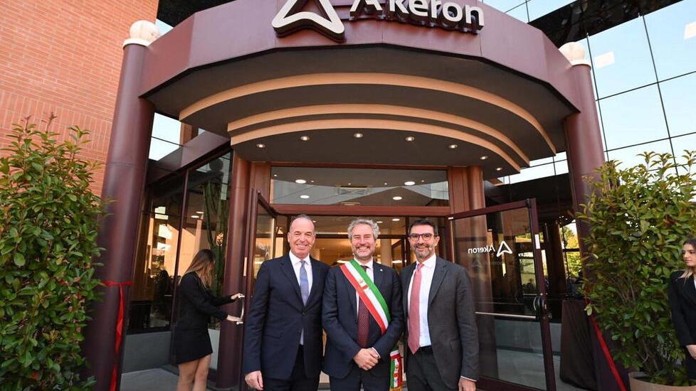 Il sindaco Mario Pardini al centro tra gli imprenditori Manuel Vellutini (a sinistra) e Marco Pierallini (a destra)