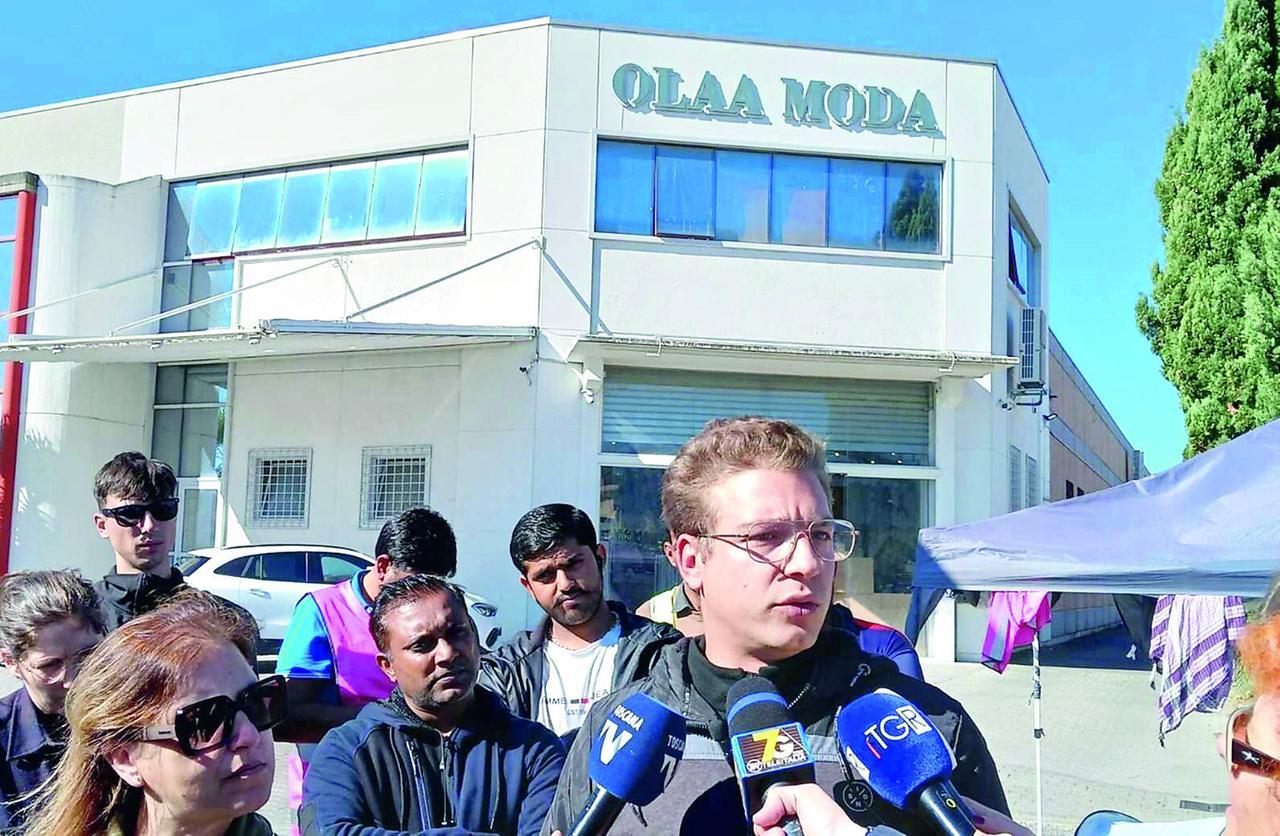 
	Luca Toscano (Sudd Cobas) davanti a uno dei pronto moda interessati dalla protesta


