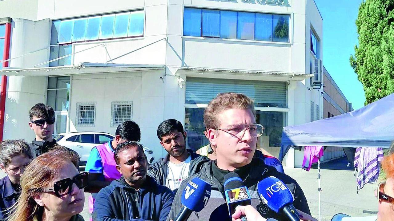 Luca Toscano (Sudd Cobas) davanti a uno dei pronto moda interessati dalla protesta