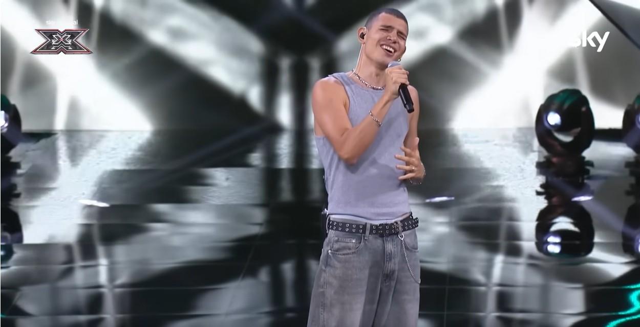 EroCaddeo conquista X Factor 2025: il cantautore sardo scelto da Achille Lauro per i live