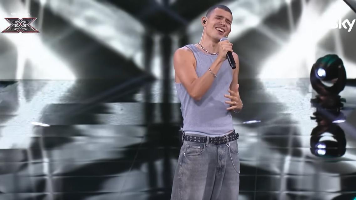 EroCaddeo conquista X Factor 2025: il cantautore sardo scelto da Achille Lauro per i live