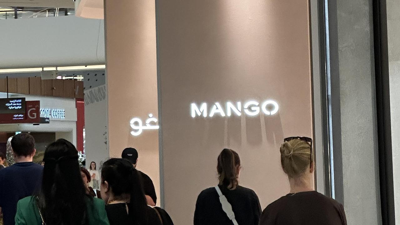 Mango, la storia del marchio spagnolo nato a Barcellona e diventato simbolo della moda globale