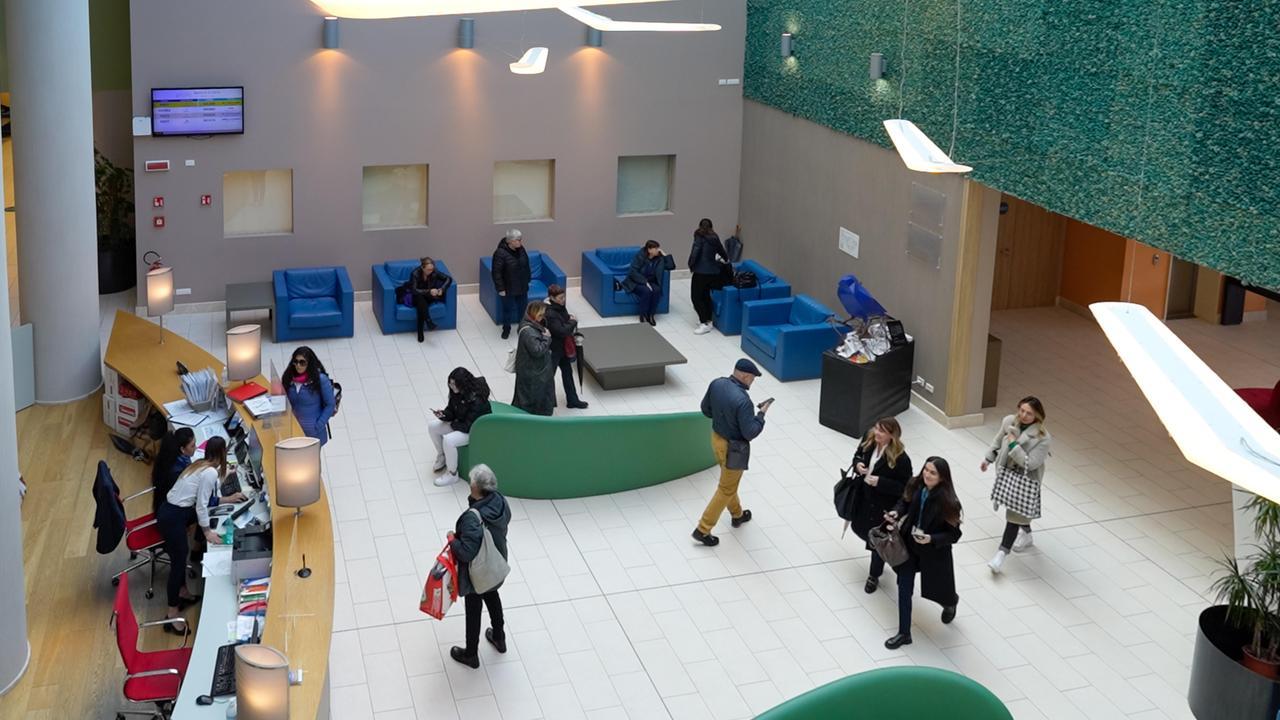 
	La sala di accoglienza e accettazione del Mater Olbia

