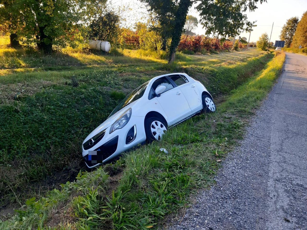Rio Saliceto, auto finisce nel fosso: cinque donne rimaste incastrate