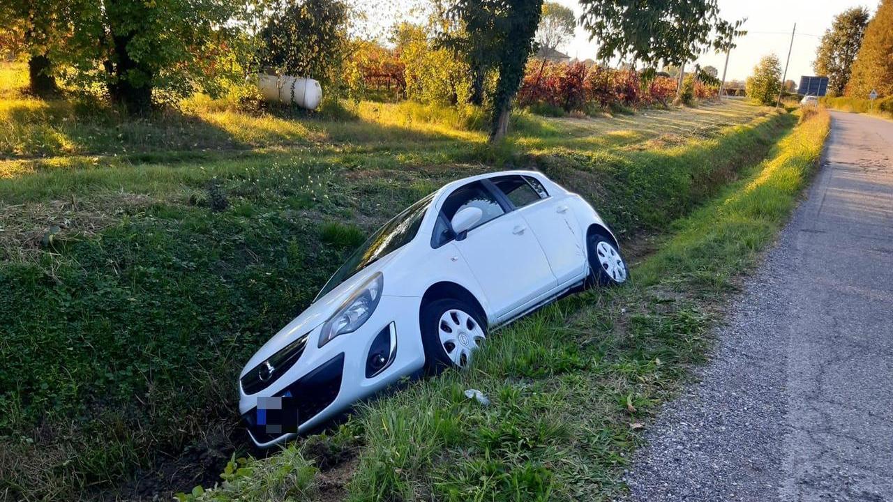 Rio Saliceto, auto finisce nel fosso: cinque donne rimaste incastrate