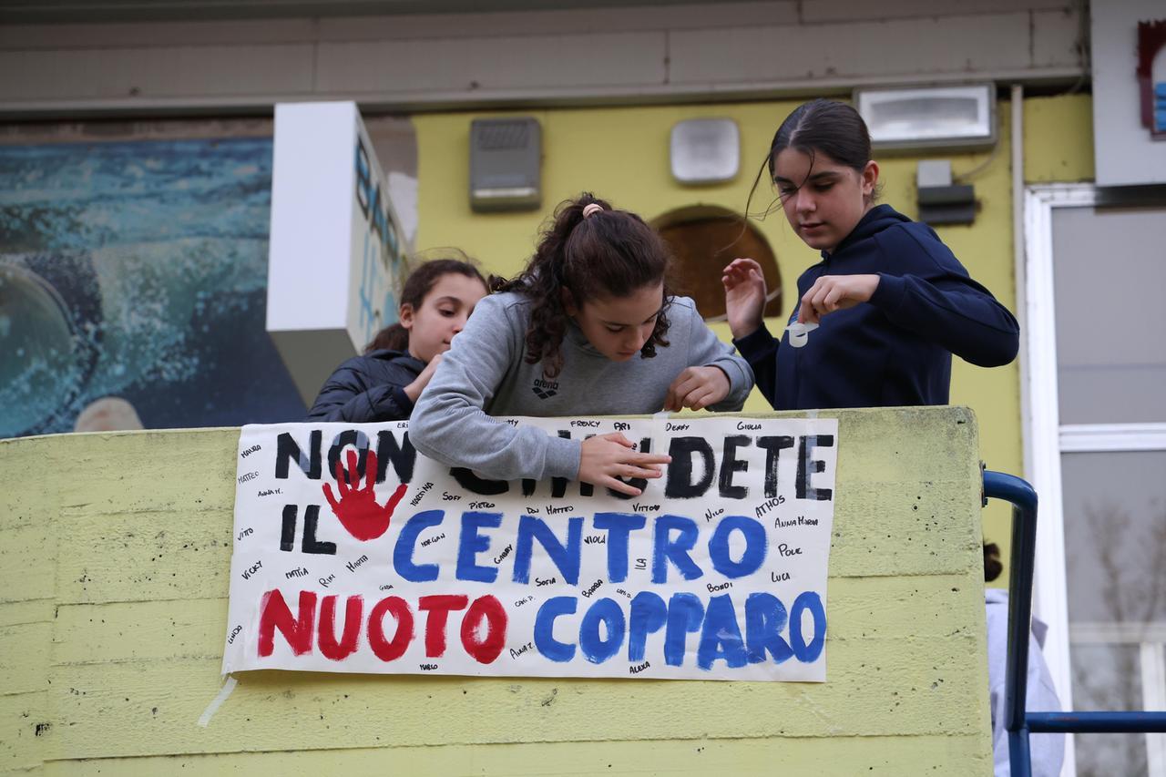 Crisi Centro Nuoto. Sit-in di genitori e piccoli atleti: «Rinunciare a Copparo significa rinunciare a questo sport»