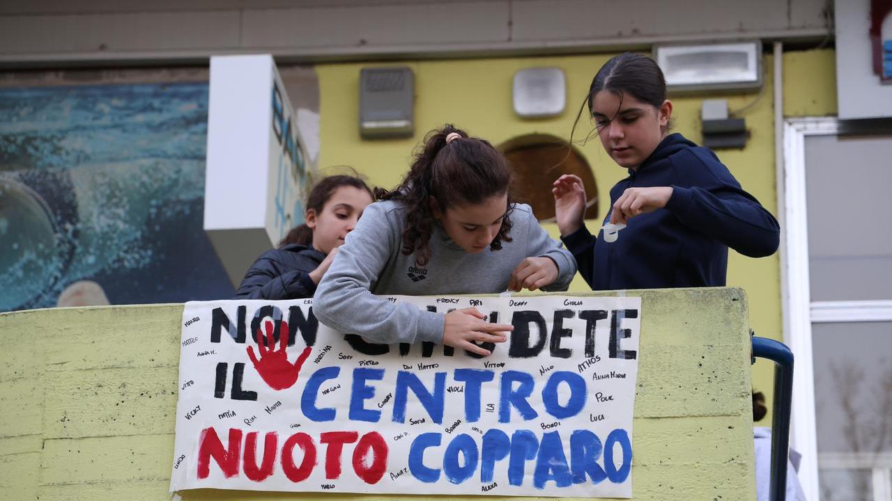 Crisi Centro Nuoto. Sit-in di genitori e piccoli atleti: «Rinunciare a Copparo significa rinunciare a questo sport»