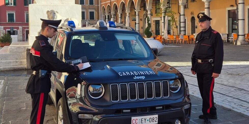 
	Carabinieri in piazza Alberica

