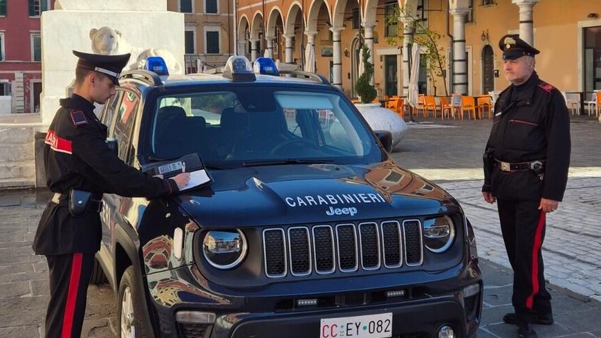 Carabinieri in piazza Alberica