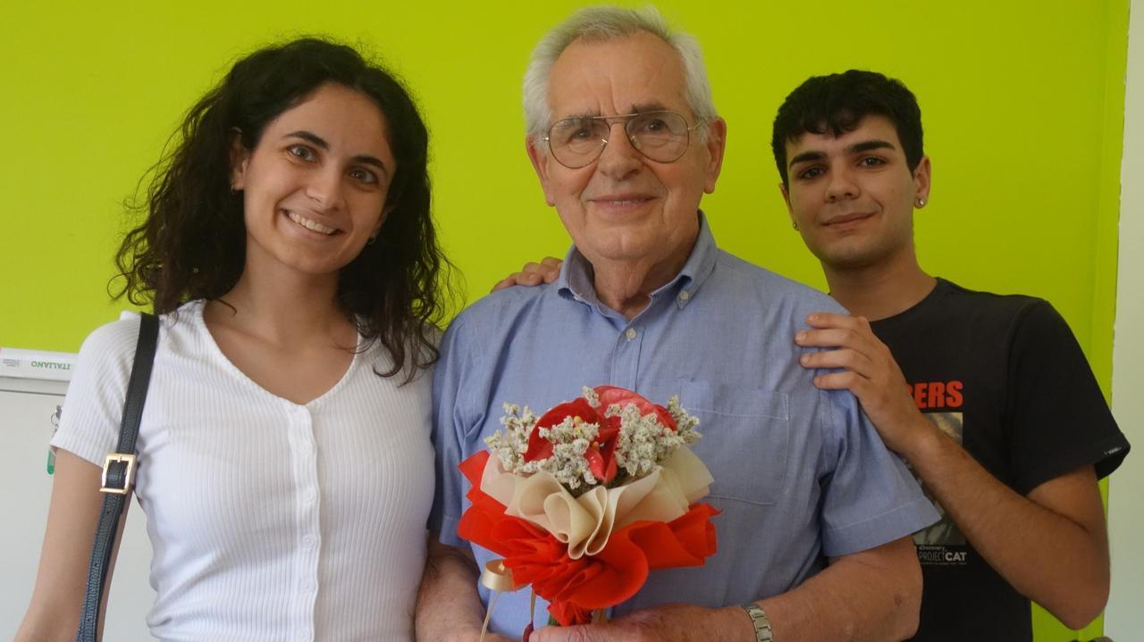 A 81 anni nonno Vincenzo torna sui banchi di scuola: «Un regalo inaspettato della vita»