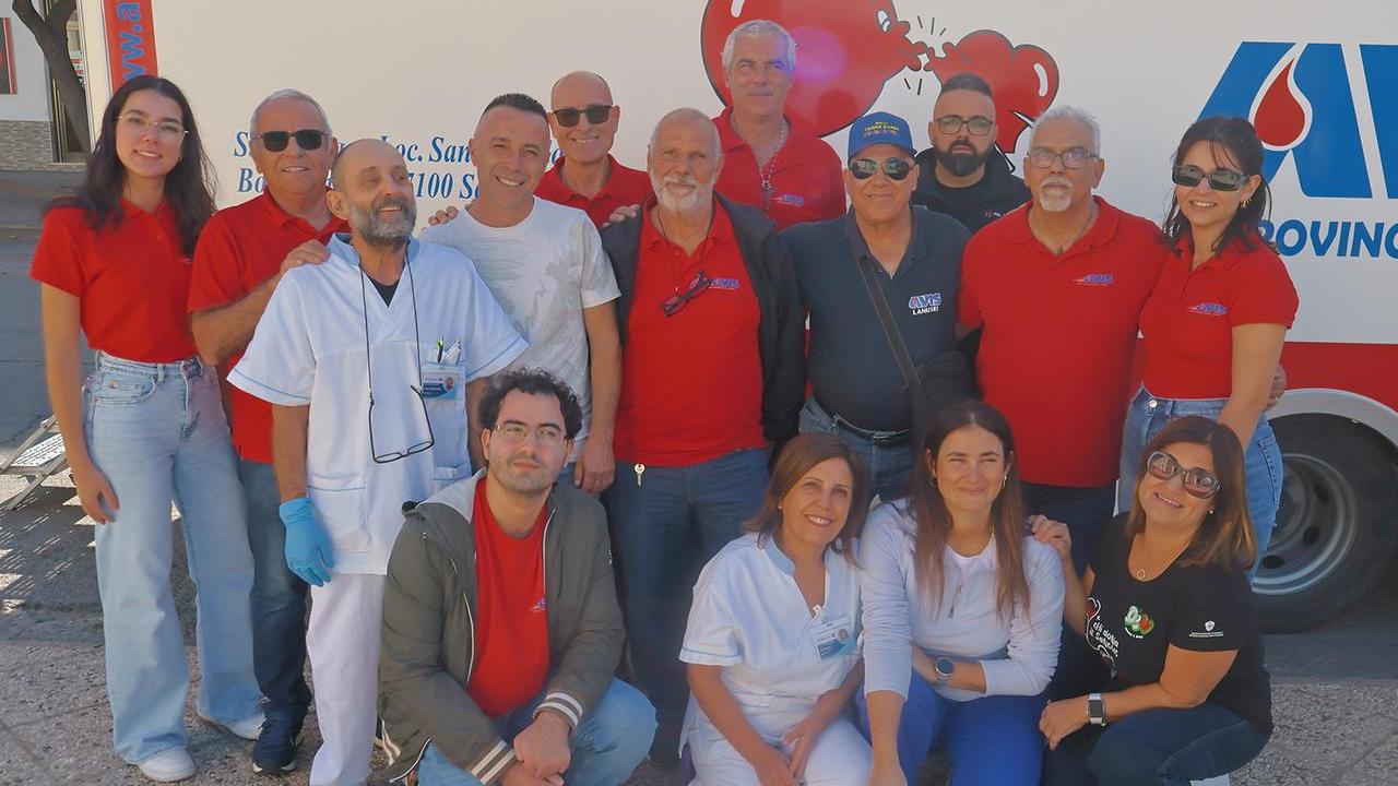 I volontari dell'Avis di Lanusei e Tortolì con gli operatori del Centro trasfusionale della Asl