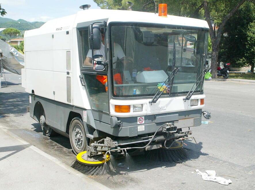 Montecatini, partito lo spazzamento stradale. Decine di multe alle auto in sosta