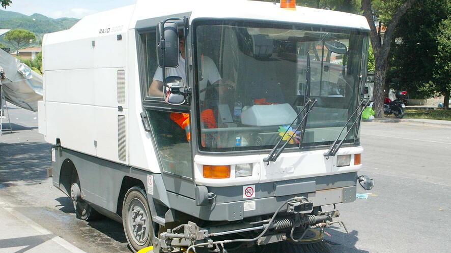 Montecatini, partito lo spazzamento stradale. Decine di multe alle auto in sosta
