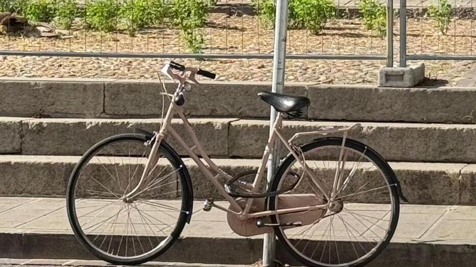 Legare la bici a un palo può far scattare la multa, coro di no a Ferrara