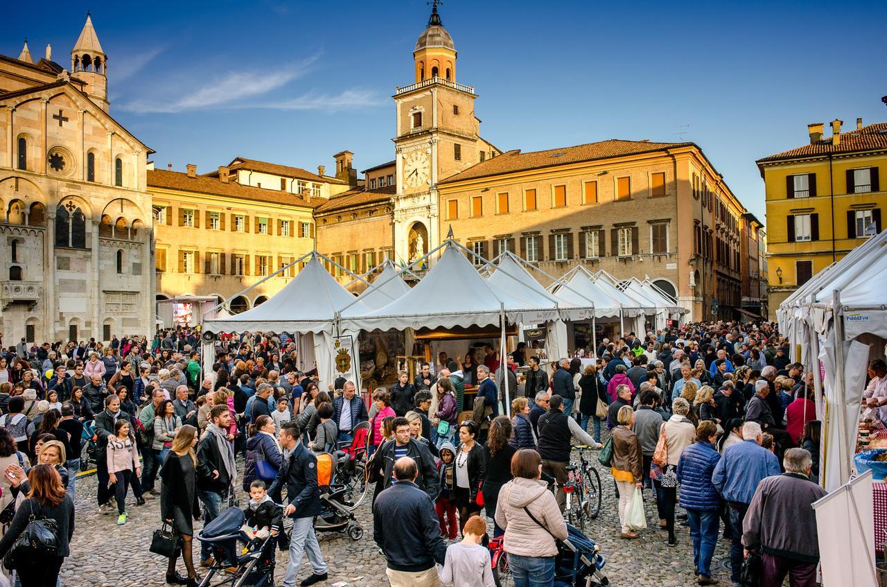 
	La Bonissima in piazza Grande a Modena

