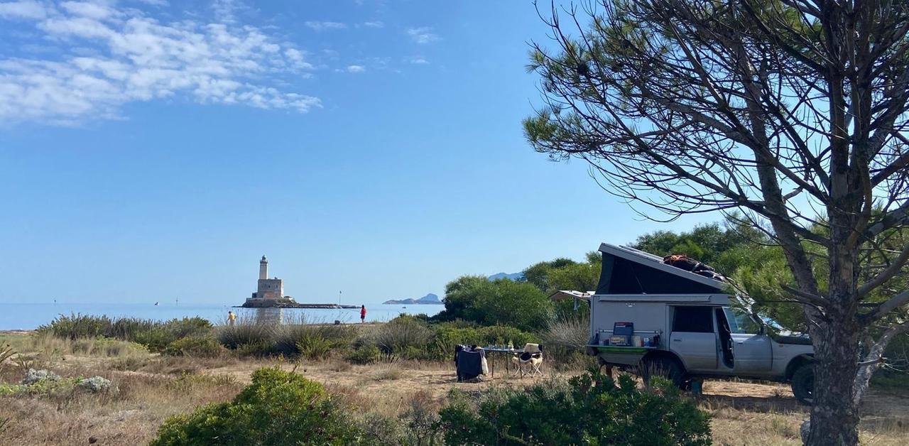 Autunno cafone, camperisti abusivi sulla spiaggia e in pineta – VIDEO