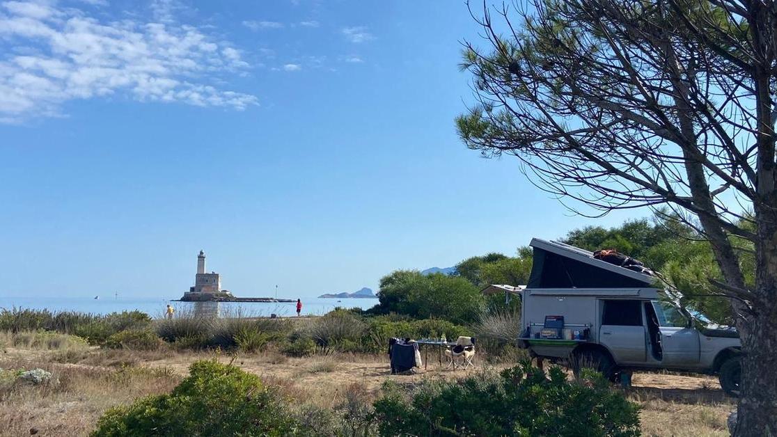 Autunno cafone, camperisti abusivi sulla spiaggia e in pineta – VIDEO