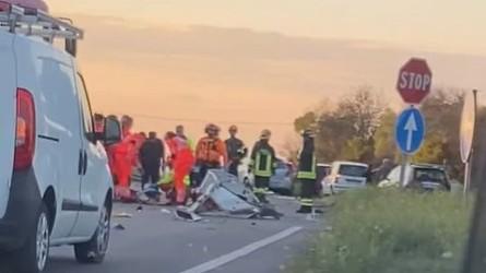 Si schianta con l’auto contro un motocarro e poi scappa, ricerche dei carabinieri – VIDEO