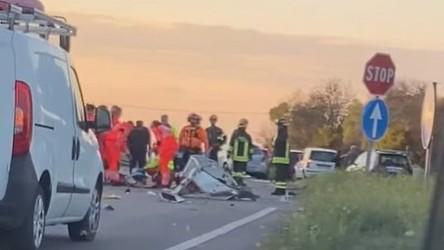 Si schianta con l’auto contro un motocarro e poi scappa, ricerche dei carabinieri – VIDEO