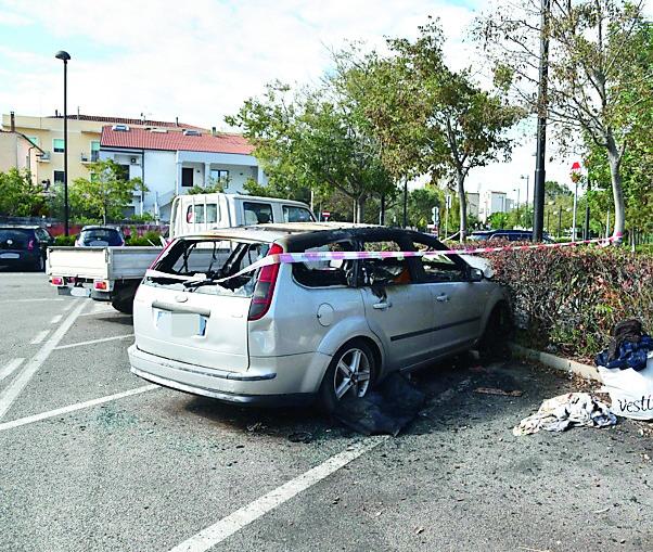 Auto in fiamme dietro il parco: è la seconda in una settimana