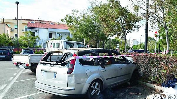 Auto in fiamme dietro il parco: è la seconda in una settimana