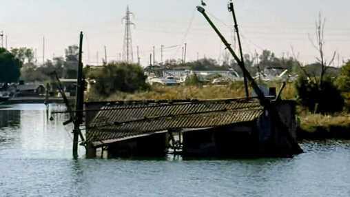 Crollato un bilancione a Porto Garibaldi. «Anni di incuria, così l’eternit è finito in acqua»