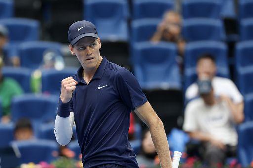 Jannik Sinner batte Carlos Alcaraz 6-2 6-4 e conquista il Six Kings Slam