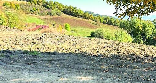 Il campo da golf di Sestola scompare: trattori in azione, il terreno è stato arato
