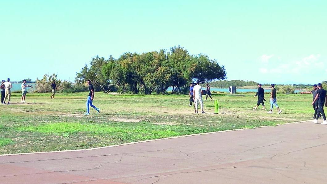 Cabras, scontro sui migranti: tra paura, politica e storie di integrazione